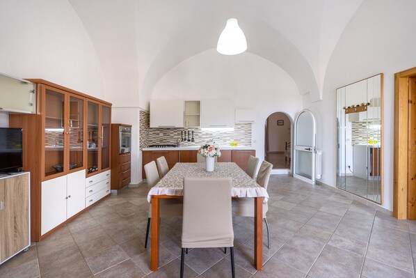 Dining - Apartment "La Casa di Pietra Location Rosy" with Private Garden & Wi-Fi (Monopoli)