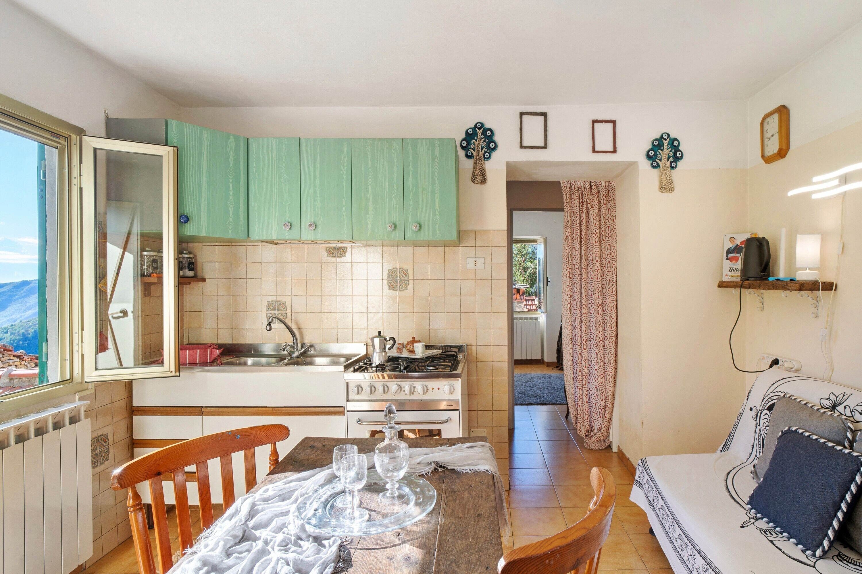 Réfrigérateur, four, plaque de cuisson, cafetière/bouilloire