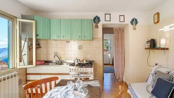 Réfrigérateur, four, plaque de cuisson, cafetière/bouilloire
