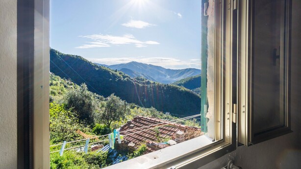 Una ventana con vista a un paisaje montañoso.
