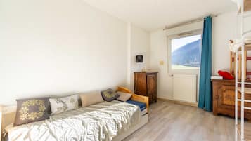2 bedrooms, iron/ironing board, free WiFi