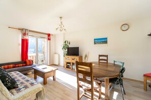 Una televisión, videojuegos