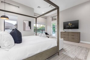 5 soverom, skrivebord, strykejern/-brett og reiseseng for barn