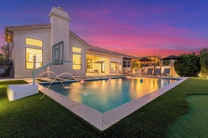 A modern house with a swimming pool, a covered patio, and a well-maintained lawn. - Anderson LUX Estate/Private Bar&Pool/Sleeps 12 (Scottsdale)