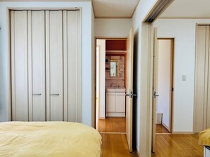 5 bedrooms, desk, free WiFi, bed sheets - Free Parking/1 min walk from st./Renting for a whole house/Central Park nearby (江東区)