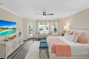 4 slaapkamers, een bureau, een strijkplank/strijkijzer, reisbedje