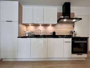 Kühlschrank, Mikrowelle, Ofen, Herdplatte