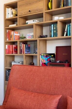 Suite with Terrace & Lycabettus view | Oppholdsområde | En 43-tommers smart-TV med digitale kanaler samt strømmetjenester