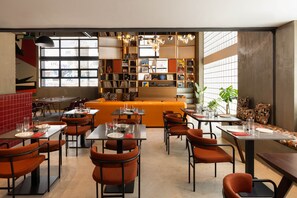 بوفيه فطور يوميًا بتكلفة قدرها (12 EUR للشخص)