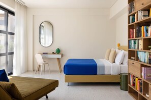 ملاءات من القطن المصري وأغطية فراش متميزة وميني بار وخزنة داخل الغرفة