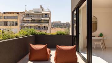 Penthouse with Terrace & Acropolis view | Näkymä huoneesta