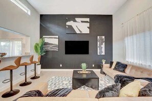 Una televisión, una oficina