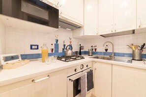 Stovetop, cookware/dishes/utensils