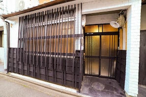 Exterior detail - Rin Bettei RIN a spacious traditional Kyoto townh / Kyoto Kyōto (Kyoto)