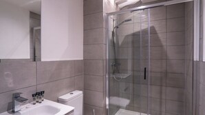 Shower, hair dryer, towels, shampoo - Stay Zeni, Alexandra Rise Manchester Chic Studio (Manchester)
