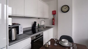 Fridge, microwave, oven, stovetop - Stay Zeni, Alexandra Rise Manchester Chic Studio (Manchester)