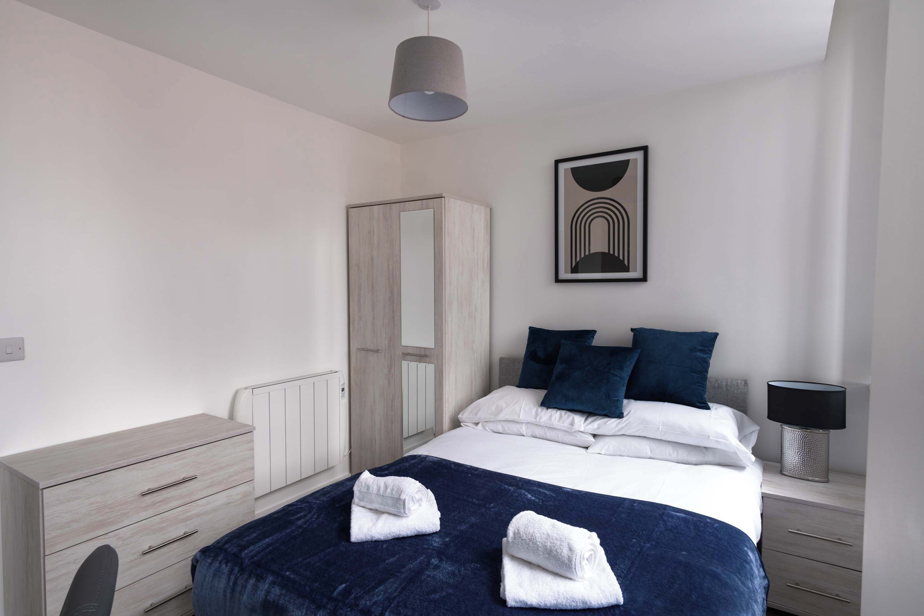 Skrivebord, strykejern/-brett, wi-fi og sengetøy