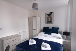 مكتب ومكواة/لوح كي وواي فاي وملاءات أسرّة