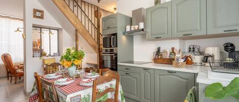 Kylskåp, mikrovågsugn och diskmaskin