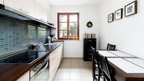 Apartment (1B/8) | Private kitchen | Fridge, microwave, oven, stovetop - Apartamenty Sun & Snow Okrzei (Karpacz)