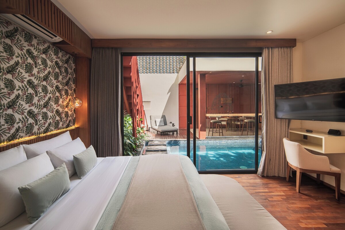Premium bedding, in-room safe, desk, laptop workspace
