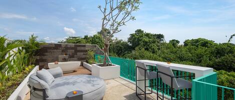 Sky One Bedroom Villa With Private Pool | Seprai premium, minibar, brankas, dan meja kerja