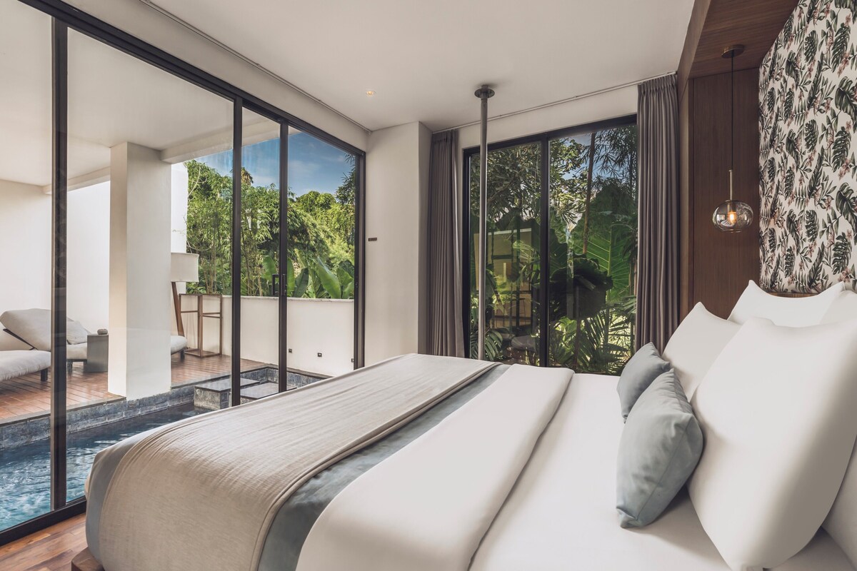 Grand One Bedroom Private Pool Villa | Premium bedding, in-room safe, desk, laptop workspace