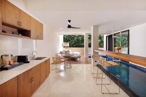 Grand One Bedroom Private Pool Villa | Cuisine privée | Bouilloire électrique, vaisselle et ustensiles