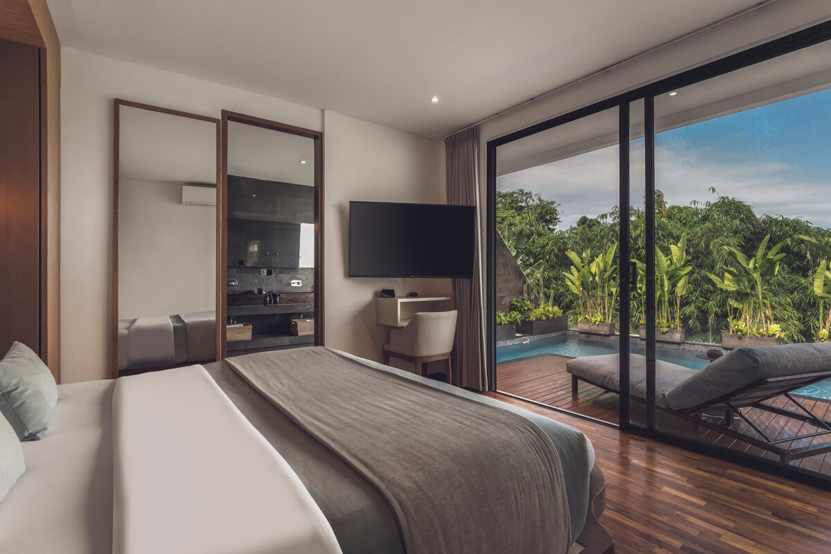 Sky One Bedroom Pool Villa | Premium bedding, in-room safe, desk, laptop workspace