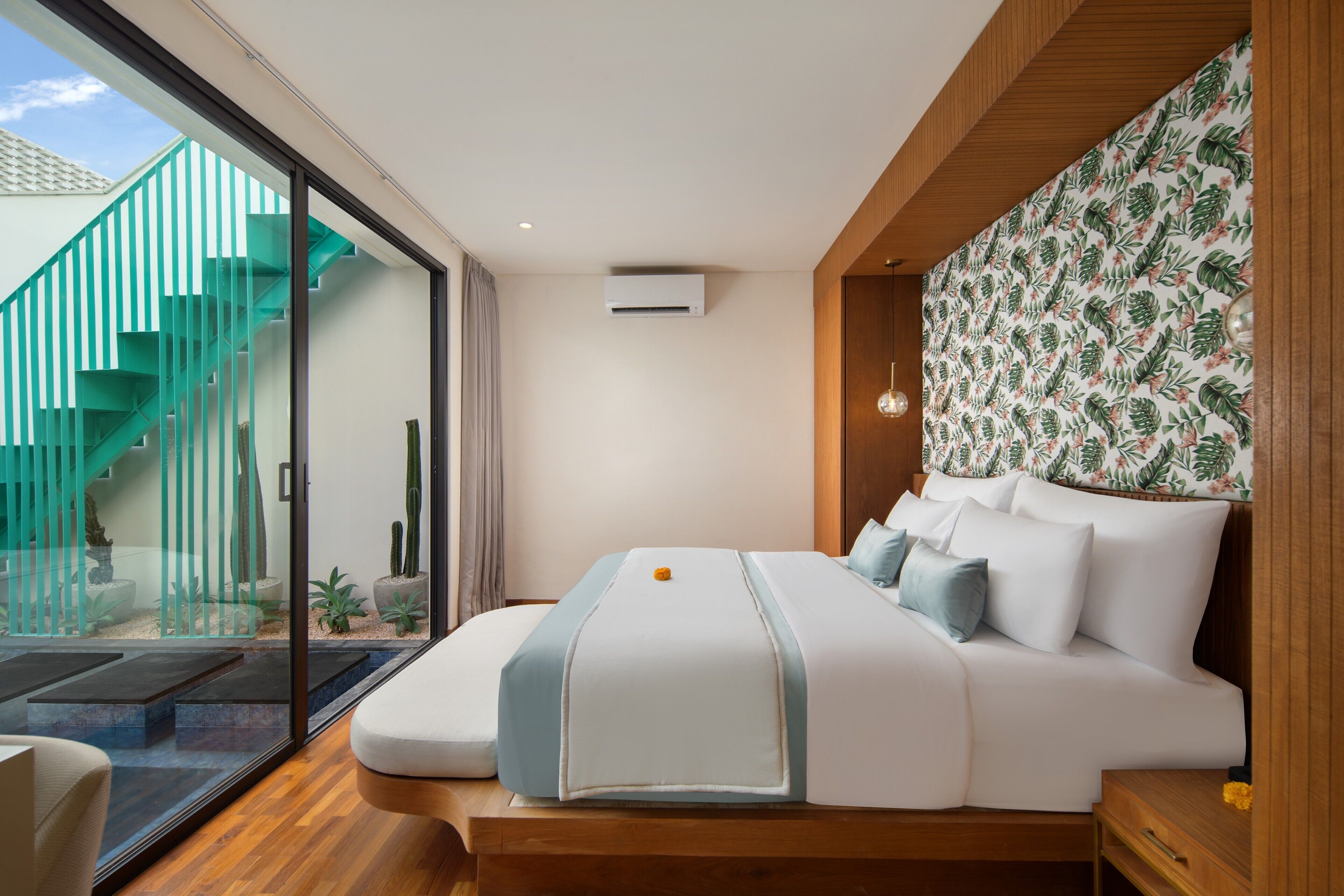 Sängtillbehör av högsta kvalitet och värdeförvaringsskåp på rummet