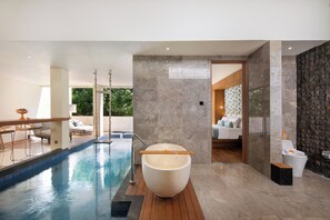 Grand One Bedroom Private Pool Villa | ห้องน้ำ | อ่างอาบน้ำ, ของใช้ในห้องน้ำฟรี, ไดร์เป่าผม, เสื้อคลุมอาบน้ำ