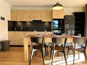 Fridge, microwave, oven, dishwasher - Modern Apt Near Perrières Ski Lifts with Terrace, Parking, and Free Shuttle (Les Gets)