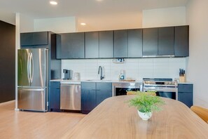 Fridge, microwave, oven, stovetop - Modern,  New Condo, on Nashville's riverfront. Beautifully decorated for an out of this world stay. (Nashville)
