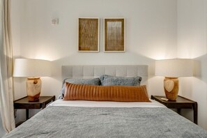 2 bedrooms, iron/ironing board, travel cot, free WiFi - Modern,  New Condo, on Nashville's riverfront. Beautifully decorated for an out of this world stay. (Nashville)