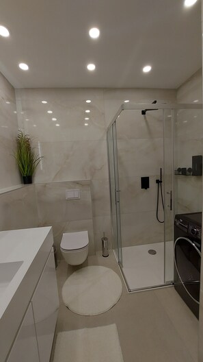 Appartement luxueux, 1 chambre, non-fumeur, vue sur le fleuve | Salle de bain | Douche cascade, séchoir à cheveux, peignoirs