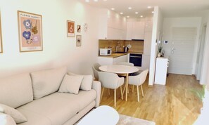 Luxury-Apartment, 1 Schlafzimmer, Nichtraucher, Flussblick | Wohnbereich | 55-Zoll-Smart-TV mit Kabelempfang, Netflix, Streaming-Dienste