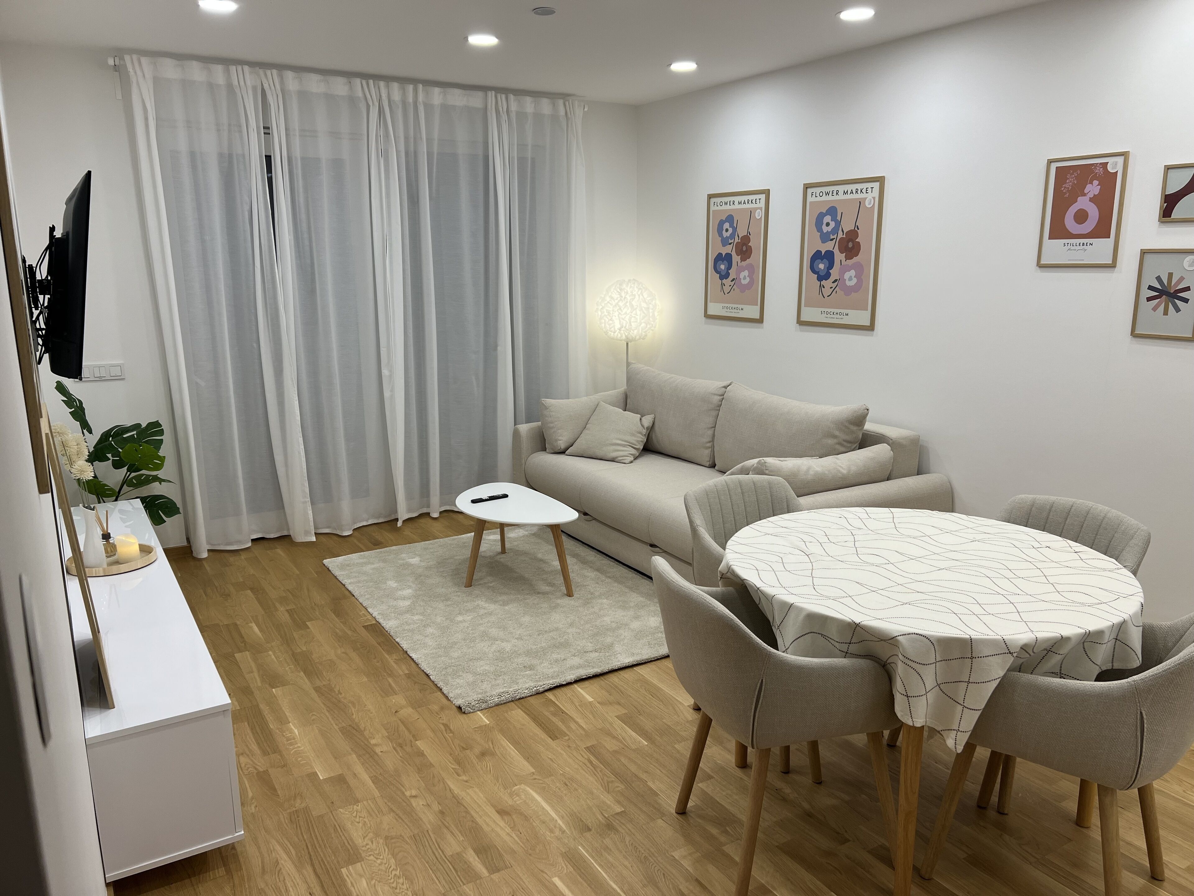 Appartamento Luxury, 1 camera da letto, non fumatori, vista fiume | Area soggiorno | Smart TV 55 pollici con canali via cavo, Netflix, servizi in streaming