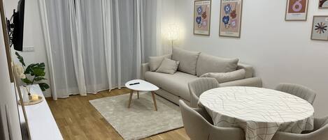 Appartamento Luxury, 1 camera da letto, non fumatori, vista fiume | Area soggiorno | Smart TV 55 pollici con canali via cavo, Netflix, servizi in streaming