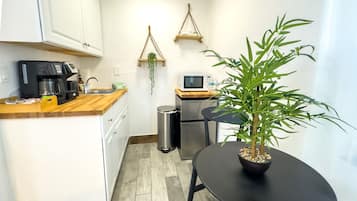 Kühlschrank, Mikrowelle, Wasserkocher mit Kaffee-/Teezubehör, Toaster