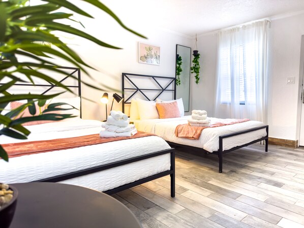 Iron/ironing board, travel cot, free WiFi, bed sheets - Affordable studio with 2 queen beds in a shared complex. Enjoy a pool, BBQ area, game zone, and more (Clearwater)