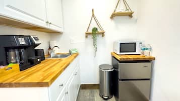 Kühlschrank, Mikrowelle, Wasserkocher mit Kaffee-/Teezubehör, Toaster