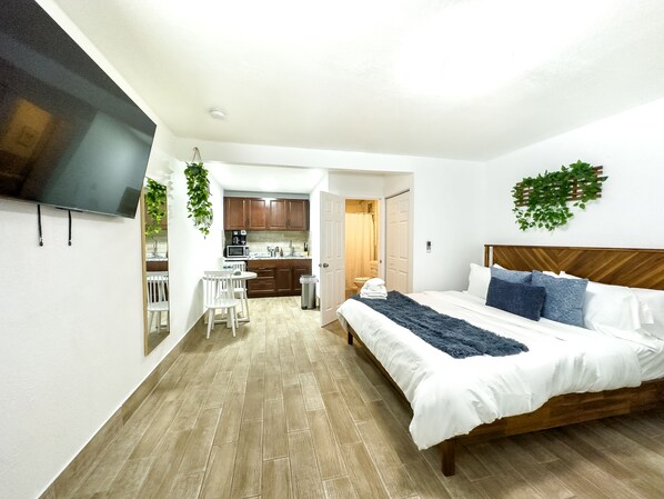 Iron/ironing board, travel crib, free WiFi, bed sheets - Kick back and relax in this calm, stylish space (Belleair)