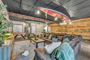 Smart-tv, een open haard, videospelletjes en een kantoor