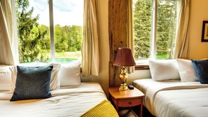 9 slaapkamers, een bureau, een strijkplank/strijkijzer, reisbedje