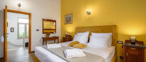 4 makuuhuonetta, silitysrauta/-lauta, ilmainen Wi-Fi, vuodevaatteet