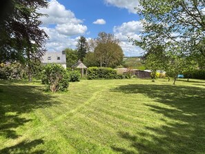 Property grounds - A beautiful house set in a mature enclosed private garden  (Poullaouen)