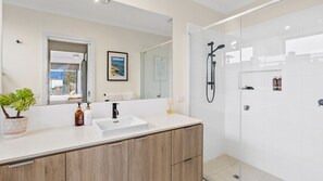 Bathtub - Porta Rossa - This idyllic single-story house offers a serene retreat for up to eight guests (Anglesea)