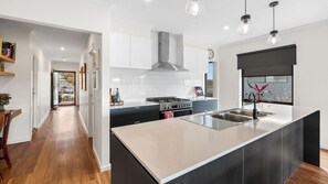 Kjøleskap, ovn, kokeplater og oppvaskmaskin