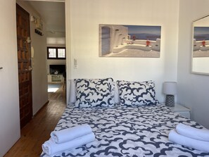 2 bedrooms, iron/ironing board, WiFi, bed sheets - Cozy attic penthouse in center of BCN. Sun, views, quiet... close to main spots. (Barcelona)