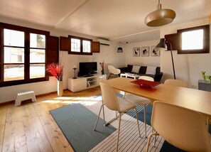 Dining - Cozy attic penthouse in center of BCN. Sun, views, quiet... close to main spots. (Barcelona)